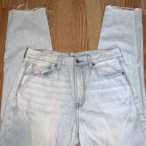 light wash American Eagle mom jeans